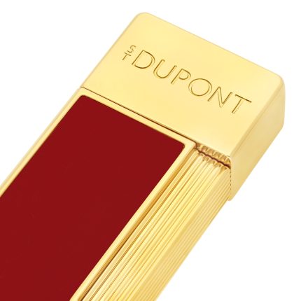 S.T. Dupont proudly enriches the TWIGGY & SLIMMY collections with the introduction of two sophisticated new color options: high-gloss lampone lacquer & gold finish and high-gloss white lacquer & gold finish. Twiggy lighter with red seasonal colors motif and gold attributes Thickness 8 mm and weight 66 grams Featuring a flat blue flame Associated gas refill: black (REF 900430)